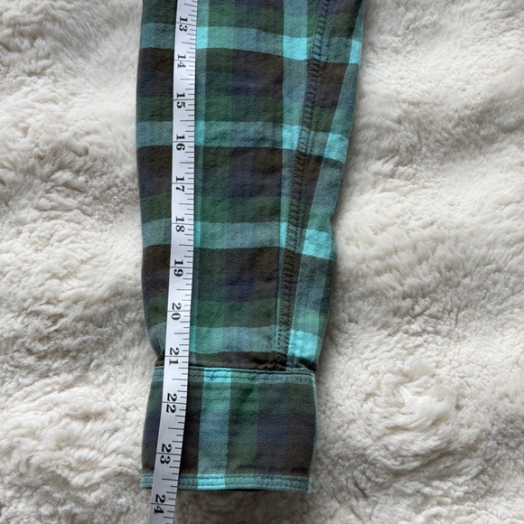 The North Face Women’s Fitted Plaid Cotton Roll-Tab Button Down Shirt - Picture 16 of 16